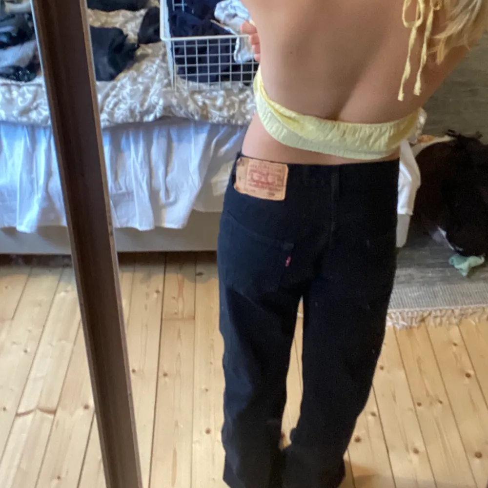 INTRESSEKOLL!💕 Kollar intresset på mina extremt snygga vintege levi’s 501 jeans, lite långa för mig som är 160, sitter snyggt Lågmidjat🥰 Säljes endast vid bra bud då jag är osäker på om jag vill sälja . Jeans & Byxor.