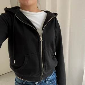 Zip hoodie - Snygg zip hoodie från hm! Har inte kommit till mycket användning och är därför i bra skick. Den är storlek xs men passar även en s