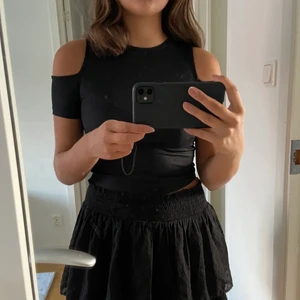 Cut out topp zara - Super fin topp från zara med cut out, super fin till vardag och till fest❤️‍🔥 lånade bilder✨ köparen står för frakt