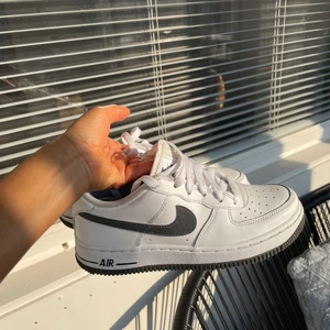 Nike Air Force 1 - Säljer dessa supersnygga skor, köpt till min lillebror som hann bara använda de ett fåtal ggr. Skorna är nytvättade!