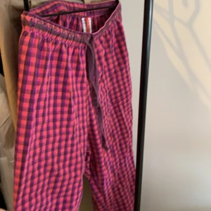 Björn Borg pyjamasbyxor - Dem är i storlek XL men för barn så skulle säga att dem är s/m för vuxna. Sparsamt använda och köpta för ett år sedan🌸