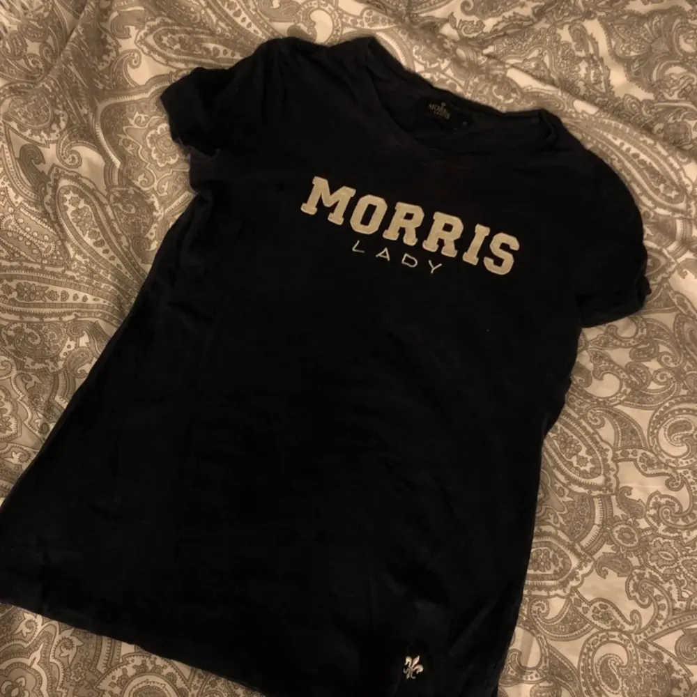 Marinblå T-shirt från Morris, säljer då den ej kommer till användning. Storlek XS men passar även S💓. T-shirts.