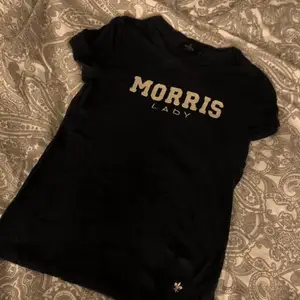 Marinblå T-shirt från Morris, säljer då den ej kommer till användning. Storlek XS men passar även S💓