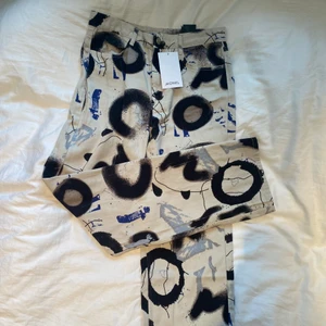 Mönstrade jeans - Helt nya och oanvända jeans från monki som tyvärr inte var så långa som jag önskade. De passar nog bättre på någon som är 160-170cm!🥰