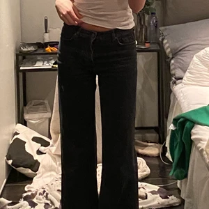Mid waist jeans - De här jättesnygga mid waist jeansen har tyvärr blivit för korta för mig:( det är inget fel på dem och skulle säga att de passar någon som är under 173! Det står ingen storlek men de passar nog 34-38