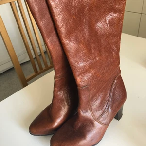 Roots, Supersnygga stövlar i brunt skinn - Jättesnygga stövlar i brunt skinn från Roots. Mycket fint skick, använda Max 3 gånger. Storlek 37.