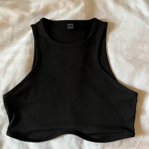 Svart ny liten topp strl S - Helt ny svart liten topp med snygga detaljer! Aldrig använd! Frakt 26kr💕