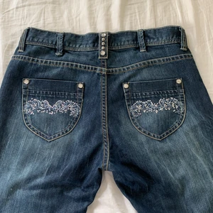 Jeans snygga detaljer - Jeans från Lindex med snygga detaljer och rhinestones 🤍 strl 40 och stora på mig som är 27/28 men funkar med skärp 🤍 !Trasig dragkedja! (SÄLJER FLER JEANS PÅ MIN SIDA)