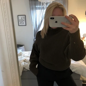 Stickad militärgrön  - Jättefin stickad tröja, från H&M, aldrig använt🤍.              Frakten kollas upp vid intresse <3 ! Obs fläcken på armen är ifrån spegeln! 