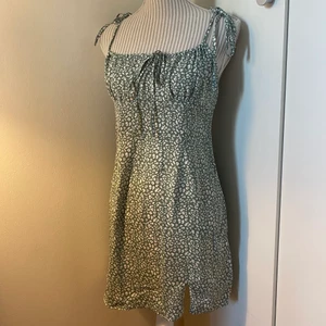 SHEIN KLÄNNING  - Liten slits längst ner och stängs med dragkedja på baksidan. Man kan justera banden själv💖 storlek M. ( går att fixa billigare frakt om man nt vill ha spårbart💖