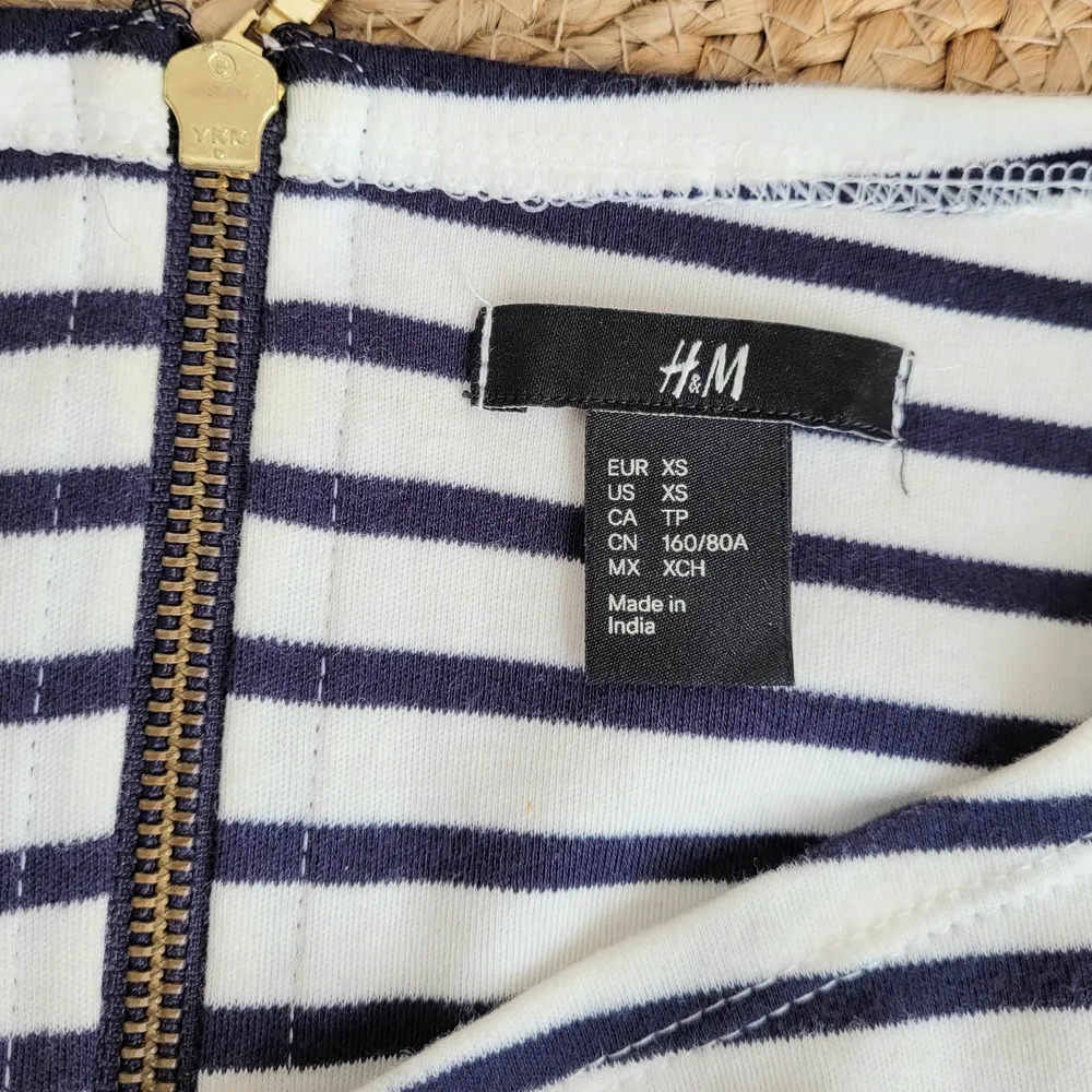 Fin randig tröja vit/marinblå H&M Stl.XS. 3/4 ärm. Litet sprund sidan. Fin dragkedja bak. Sparsamt använd. . Tröjor & Koftor.