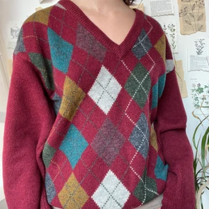 Tjocktröja - Tjocktröja i fina färger och med det populära argyle mönstret! Varm och mysig. Visas på en S men passar både större och mindre beroende på önskad passform. Köpare står för 57kr spårbar frakt. Plagget är i gott defetfritt skick. Plagget är originellt storlek M herr. 