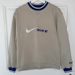 Nike sweatshirt  - Beige Nike sweatshirt, i fint skick, frakt tillkommer!!