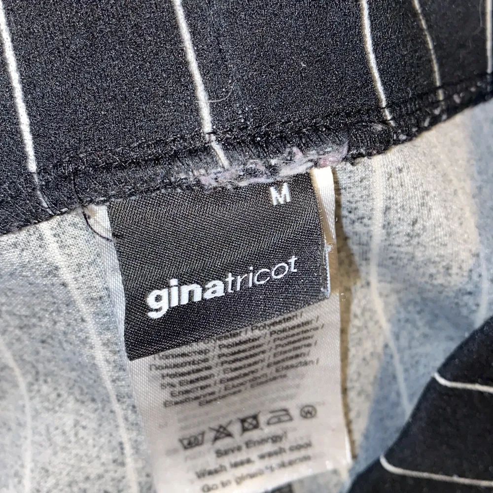 Byxor från Gina, storlek M, är lite knottrig, 150kr ink frakt på 66kr. Jeans & Byxor.