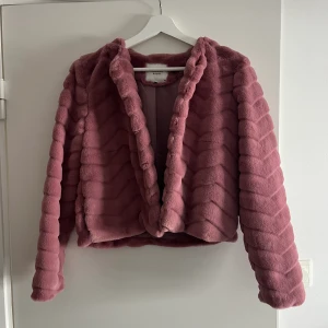 Rosa jacka  - Rosa mjuk Jack från Jacqueline de Young i storlek xs. Endast använd en gång så den är i väldigt fint skick!🌸 köparen står för frakten