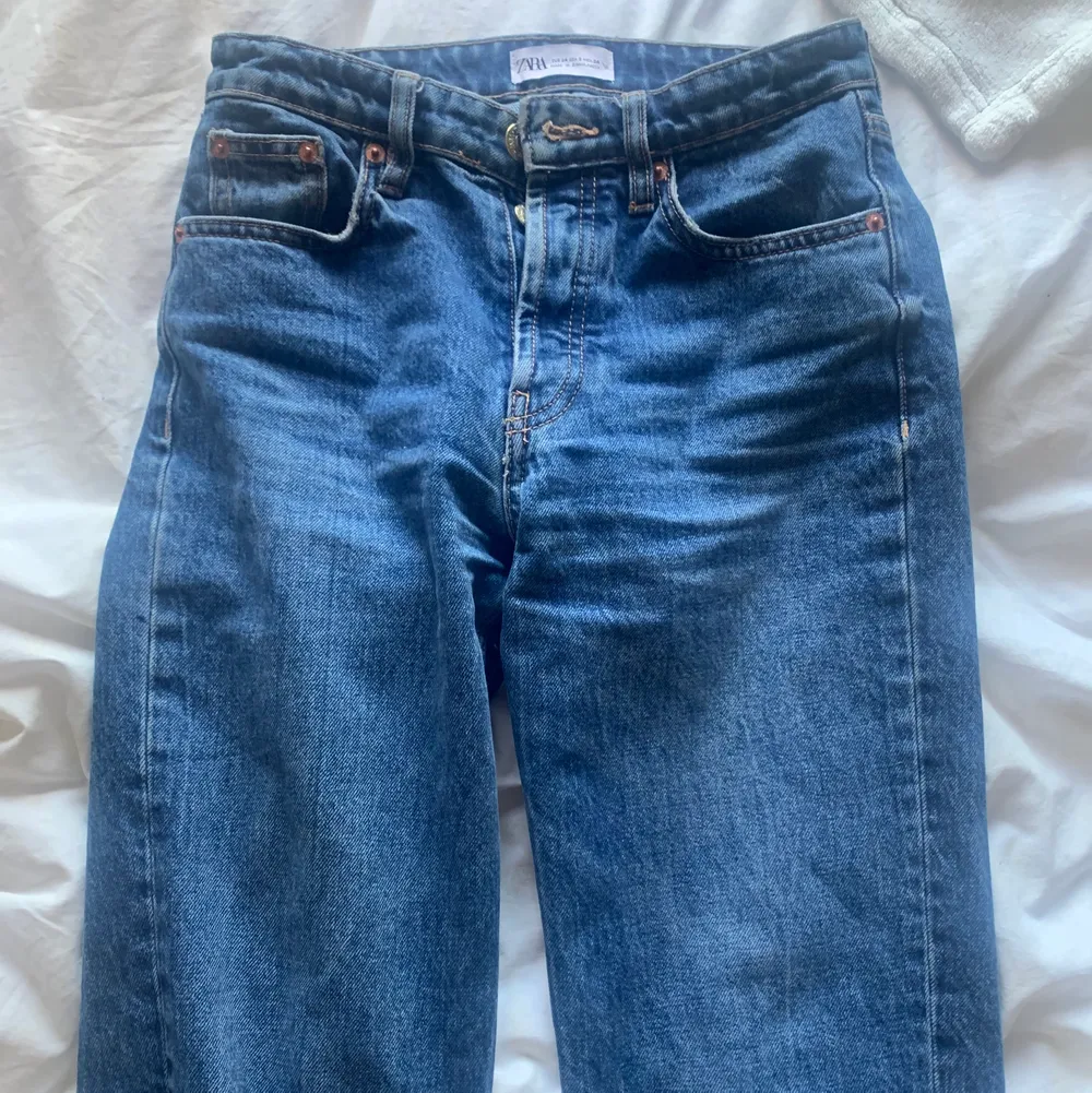 Dessa jeans från Zara fast i en mörkare färg som på bild 2&3. modellen är mid Rise straight, dem är avklippta och passar mig som 160cm!. Jeans & Byxor.
