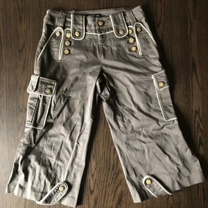 Dolce Gabbana Shorts - Ett par cargo shorts av Dolce&Gabbana. Vintage y2k vibe med lite längre passform och cargofickor. Dom är skitcoola men för små för mig. Bra skick.
