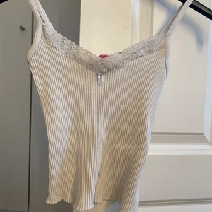 Linne  - Säljer detta superfina linnet i storlek xs. Gratis frakt, (dock lite löst tyg högst upp, dock inget som syns) finns pyttefläckar också på. 