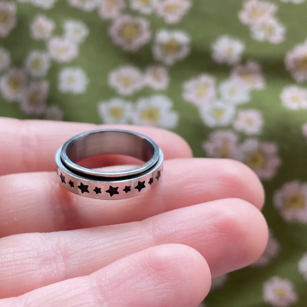 En jätte fin ångest ring som man kan snöra på! Den är i rostfritt stål och kommer aldrig rosta eller tappa färgen! Aldrig använd då den är för liten på mig❤️. Accessoarer.