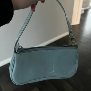 Blå axelväska - Säljer denna fina blåa axelväska. Har använt den 0 gånger för kan inte riktigt matcha den till något. Den är från shein och ordinarie priset är 76 kr men jag säljer för 45 ! Finns även liknande i Rosa i min profil!!!