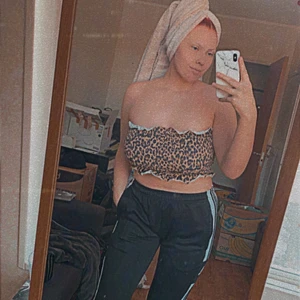 Shein strl M - Den är några månader gammal. Använd få gånger. Är stretchig så passar större än M 