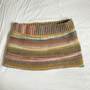 virkad minikjol - hej! jag har virkat kjolen på bild 1 & jag kan virka en kjol specialanpassad just för dig! Skicka bara d måtten som visas på bild 2 (även beskriven i bild 3) så kan vi diskutera vilka färger som du vill ha!💘 om d blir många intresserade så skapas en ”kö”💌 skriv priv för fler frågor <3