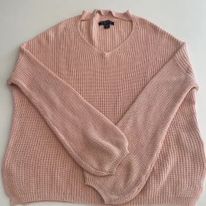 rosa stickad tröja  - skön och härlig stickad tröja! står s på lappen men den sitter då overisized! Köpt second hand och känner inte igen märket men den är i superbra skick!