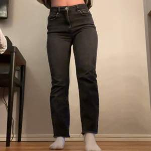 Lite flare-aktiga jeans med råa kanter från Gina Tricot, strl 34, passar bra på mig som är 160! 