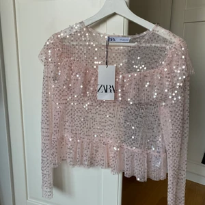 Trendig topp zara  - Trendig rosa topp från zara med paljetter. Oanvänd, lappen kvar!