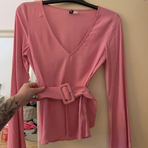 Rosa top - Helt ny tröja med fint detaljerat skärp som går att ändra