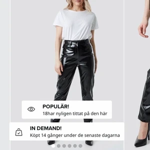 Lackbyxor från NA-KD - Ett par lackbyxor från NA-KD, storlek 34. Använda ett fåtal gånger, säljer pga för små. Nypris 499kr. Säljes för 149kr❣️