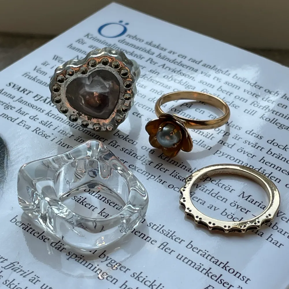 En guldig ring och två plast ringar 15kr/styck. 💗🪩☀️🌷 Mått: 1.7-2 cm i diameter 📏. Accessoarer.