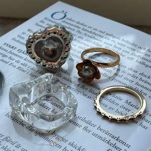En guldig ring och två plast ringar 15kr/styck. 💗🪩☀️🌷 Mått: 1.7-2 cm i diameter 📏