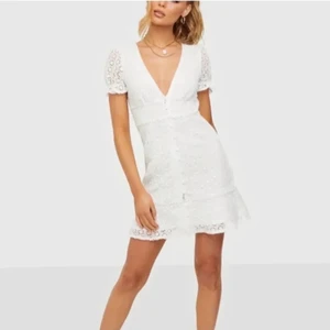 Studentklänning  - Hej! jag säljer denna jättefina studentklänningen. Den är köpt av en annan tjej på Plick men när jag fick hem den så passade den tyvärr inte mig så jag får sälja vidare den❤️Hör av dig om du har mer frågor ❤️den sista bilden är ifrån tjejen som jag köpte den ifrån!