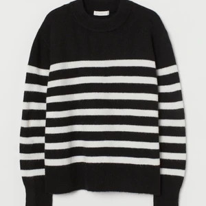 Stickad tröja  - Jätte mjuk och skön stickad tröja från hm som är helt slutsåld. De två första bilderna är inte mina. knoppning men ändå bra skick. Storlek xs. 150 plus frakt 