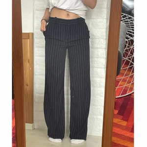 Hm - Säljer dessa randiga kostymbyxor i naivy Blue. Som nya. Är 165 cm o dom passar perfekt. Storlek 34. Hör av dig vid frågor eller funderingar<3