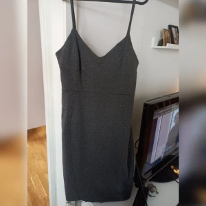 Klänning grå - Klänning i god kvalité.
