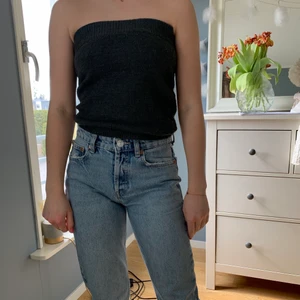 stickad grå bandeau - En jättefin stickad bandeau från ginatricot som inte går och köpa längre. Den är i storlek xs men den är väldigt stretchig så den passar även uppmot M💕💕💕
