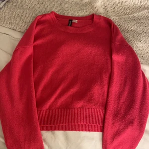 Hotpink tröja - En hotpink stickat tröja från H&M andvänd typ 5 ggr! 💗 storlek M men skulle säga att den passar till både M S XS 💗