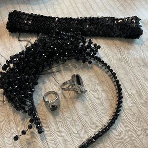 Accessoarer  - Ett jättefint sett med två hår accessoarer och två ringar. Priset kan diskuteras vid snabbaffär 