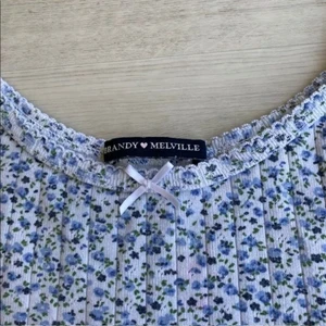 Brandy Melville linne  - Fint blommigt linne ifrån Brandy Melville! Inte använt ofta och köpt för nästan ett år sedan! Köpte för 200 säljer för 90+ frakt💓💓 kom privat för mer information 