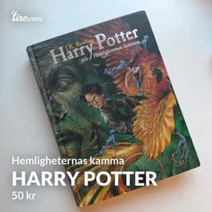 Harry Potter bok - Säljer min Harry Potter och hemligheternas kammare då jag har två exemplar😊 inga större skråmor men en liten i ena hörnet. Pris är 50kr+frakt