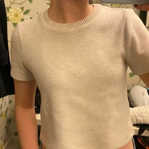 Stickad topp - Slutsåld stickad topp från Zara, knappt använd, storlek S, passar även Xs. Buda från 110kr i kommentarerna (köparen står för frakten)