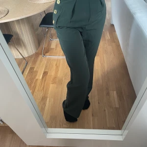 Kostymbyxor med guld knappar - Helt oanvända kostymbyxor i storlek s