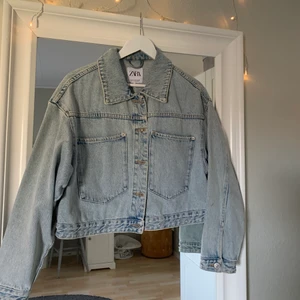 Jeansjacka - Säljer denna supersnygga jeansjackan från Zara då den tyvärr blivit för liten💕 Den har en ”oversized” passform🥰