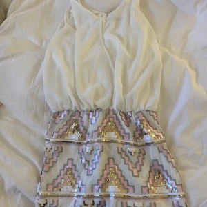 Fest klänning  - En super fin klänning köpt i london i bra skick❤️