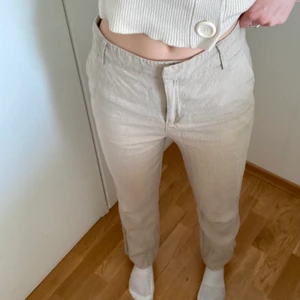 Linnebyxor från gina - Jättefina linnebyxor från gina, storlek 34 :) Köpta förra sommaren men väldigt sparsamt använda så de är i bra skick! 
