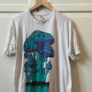 Cool svamp tröja  - Fin svamp tröja litet håll men syns knappt 50kr och den är din 🎈