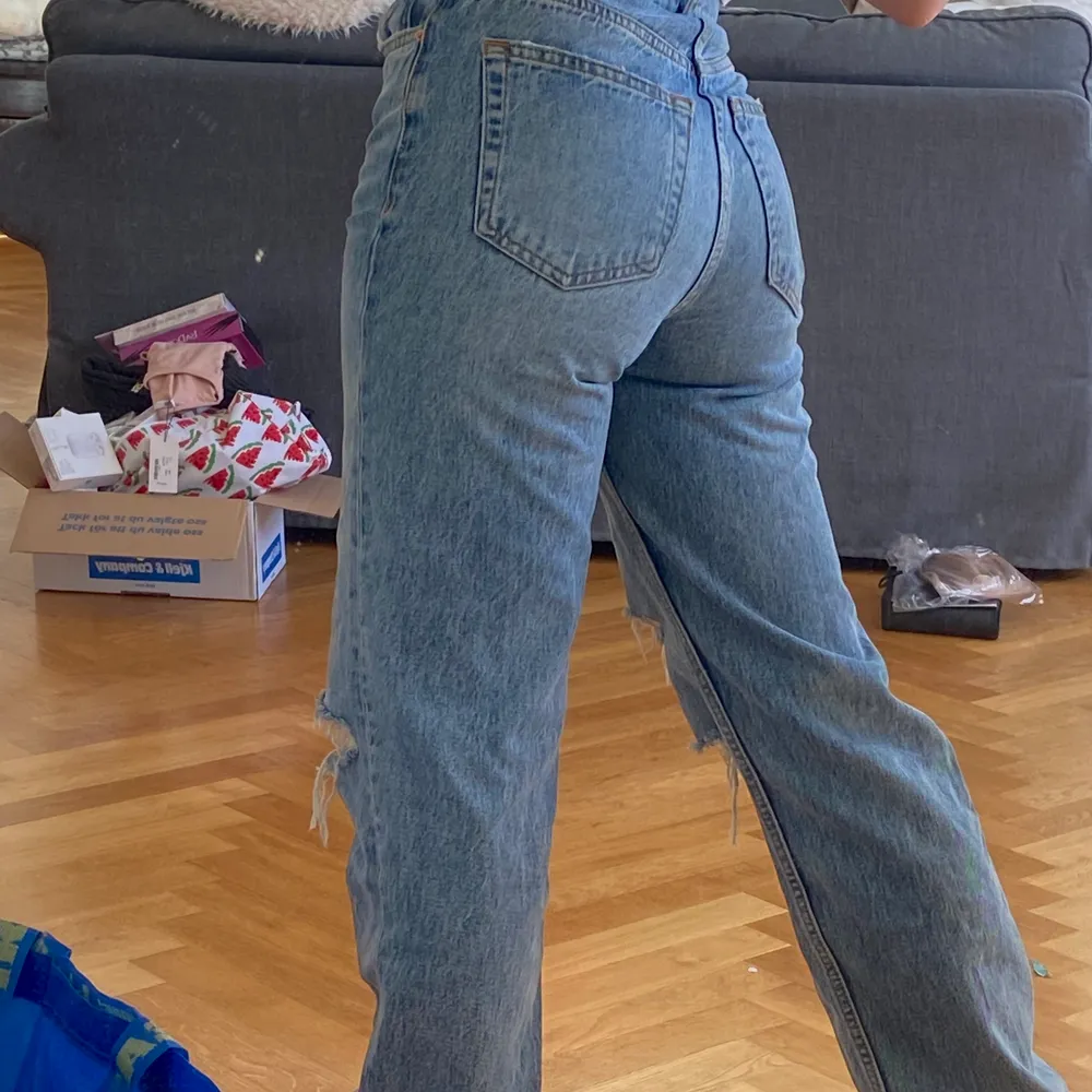 Gina Tricot jeans som jag köpte förra året i storlek 32! De är i fint skick men säljer pga att jag inte använder dem mer!. Jeans & Byxor.