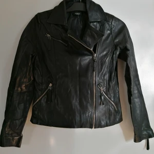 Jacka - Skinn jacka strl 36,pris 250kr 